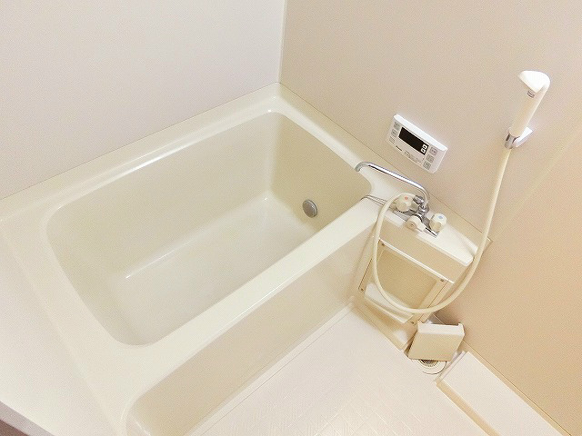 明るいユニットバス。追い焚き風呂です。