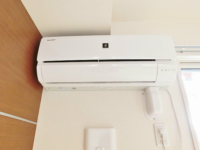リビングに既設のエアコン。取り付けや取り外しの手間が省けます。
