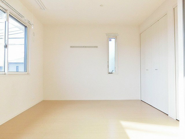 明るさで溢れた洋室。