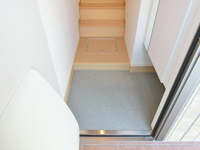 シューズBoxと、少しの土間収納がある玄関。
