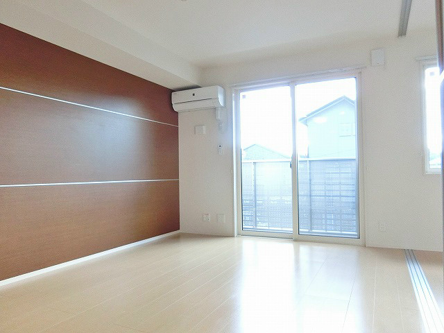 高級感のあるカラーパネルが施されたリビング。お部屋に安定感がもたらされています。