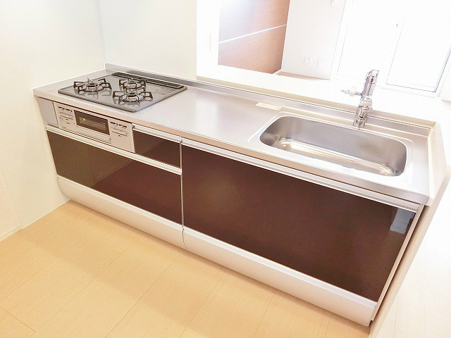 3口コンロ付きのシステムキッチン。