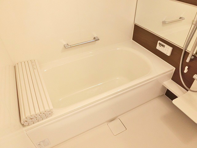 広々一坪タイプのバスルーム。設備も充実。