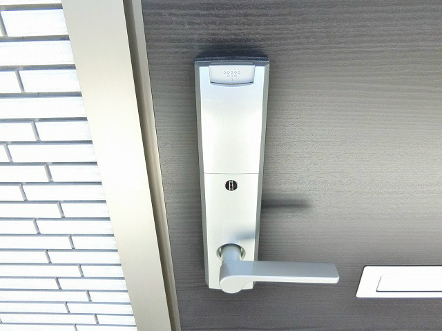 玄関ドアはピッキングに強いカードキーを採用しています。何かとメリットはたくさんあります。