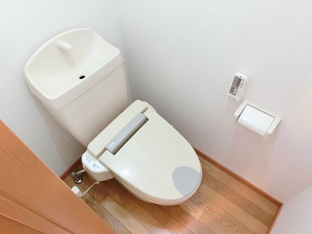 コンパクトなトイレでも、ウォシュレット機能付きです。