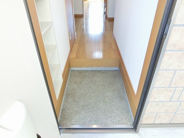 玄関には棚収納があります。