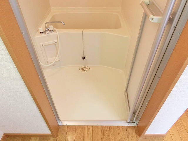 一般的な広さの浴室です。出入りのドアはスマートに開閉する折れ戸