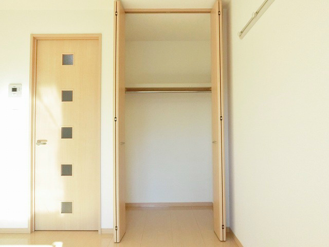 クローゼットは高い部分まで有効に活用していただけます。ハンガーパイプ付