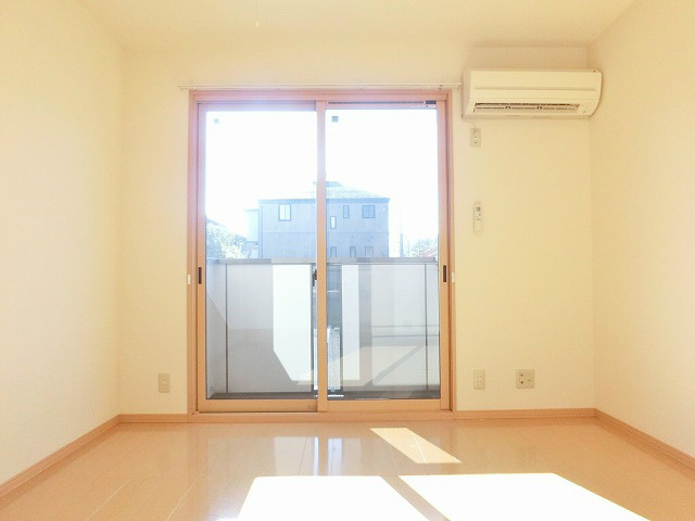 キレイな洋室。近隣の建物との距離も気になりませんね。