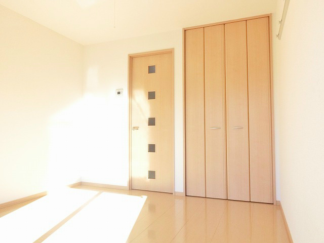 陽だまりのリビング。お部屋の色調と合わせてぬくもりを感じ空間です。