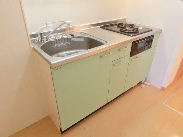 爽やかなグリーンのキッチンは2口コンロ付。