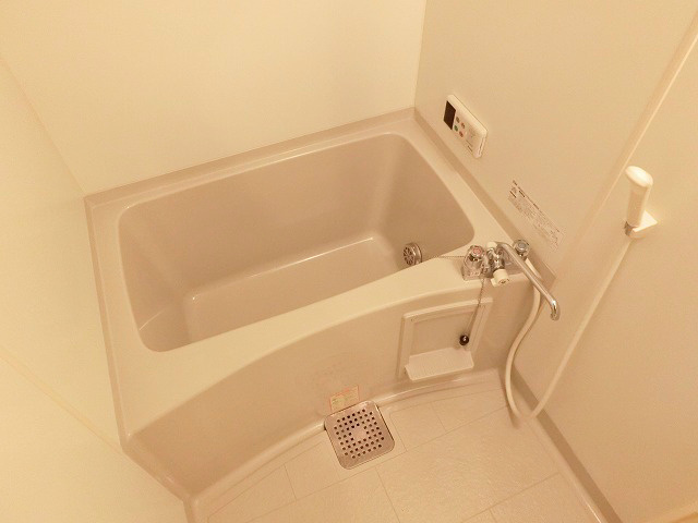 シンプルなバスルームですが追い焚き機能付。
