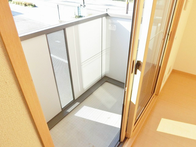 コンパクトなバルコニー付。洗濯物の外干しができますよ。