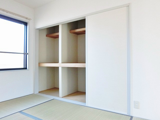 和室の収納スペース。3枚のスライドドアが広く開きます。