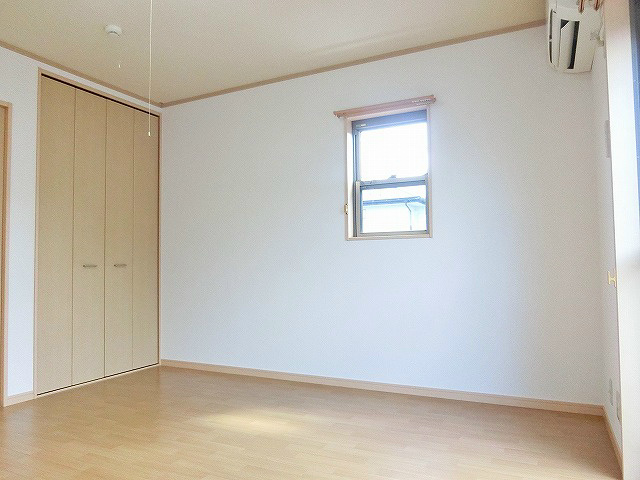 洋室にはこんなにかわいい窓もありますよ。少し換気したい時など、便利ですよね。