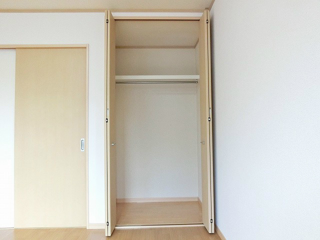 クローゼットの内側は枕棚とハンガーパイプで構成