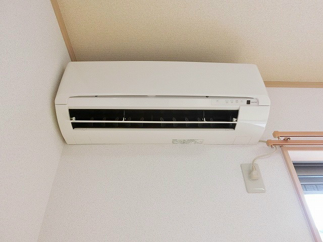 洋室に設置されたエアコン