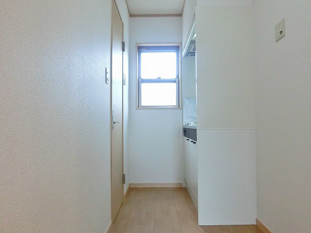 キッチンスペースにも窓が施されています。明るさ、および喚起力を高めています。