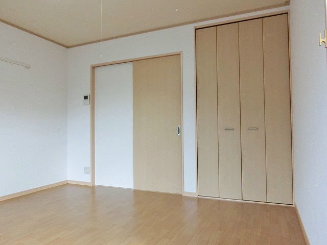 ゆったり8帖の洋室です。