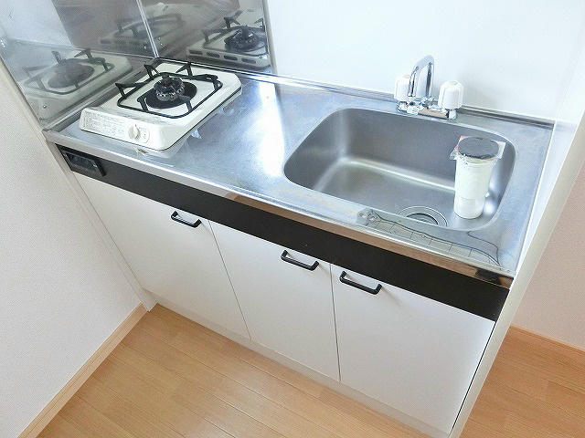 コンパクトなミニキッチンを採用。シンプルなキッチンライフ派の方にオススメ。