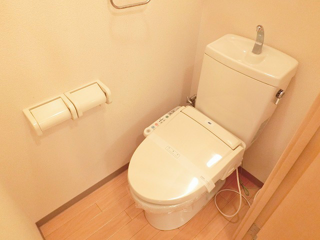 ペーパーホルダー2個付ました。結局これは便利だと思います。