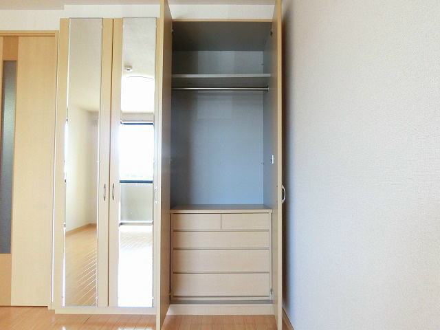 タンス付きのクローゼットが自慢♪鏡付きの扉が魅力♪