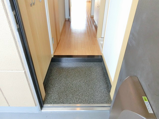 汚れの目立ちにくい玄関。しっかりしまったお色です。