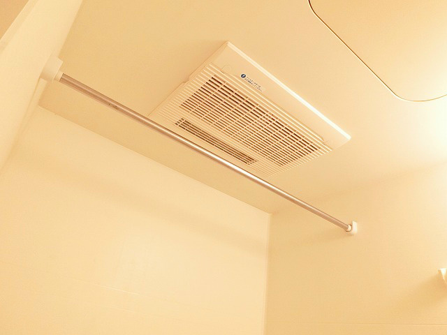 花粉の季節や悪天候でも洗濯物を乾かせて便利な浴室乾燥機。浴室も快適に保つことができます。