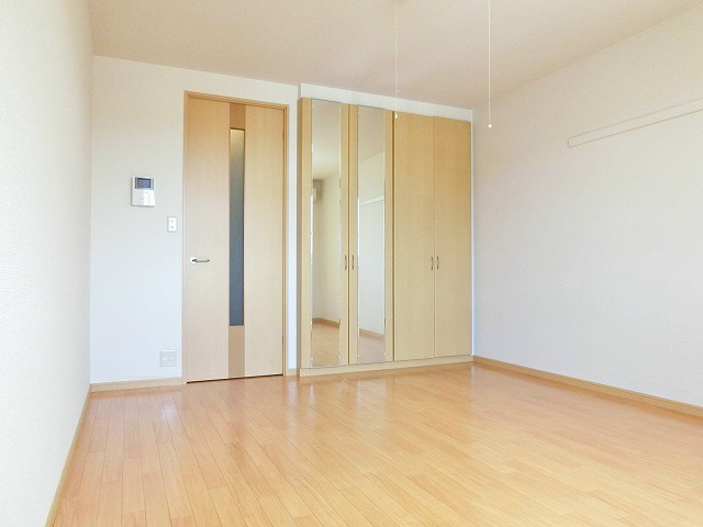 姿見はお部屋をより広く明るく感じさせてくれますね。大きな鏡：小さな幸せ
