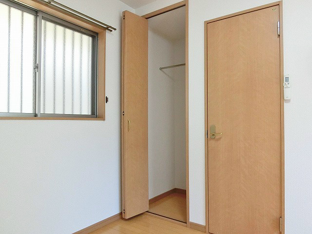 洋服の収納に便利なハンガーパイプが施されています。