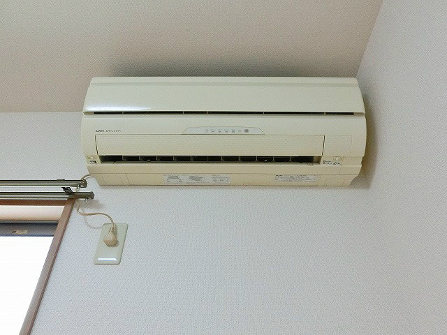 既設のエアコンです。取り付けや取り外しの手間や費用が省けます。