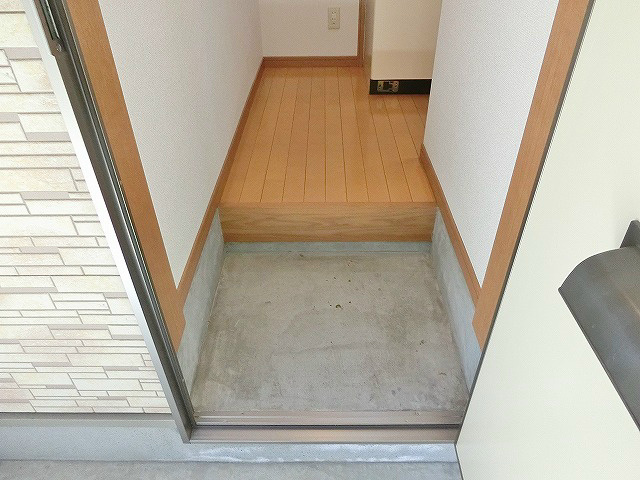 靴が室内へ入り込まない、段差のある玄関です。