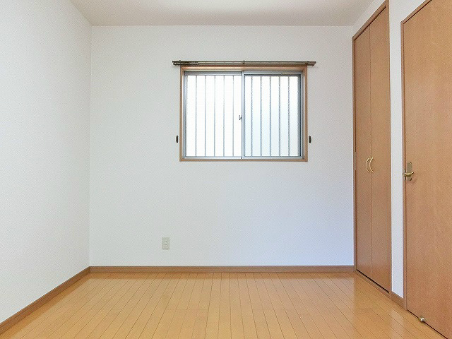 掃きだし窓のほかにも小窓がある洋室。