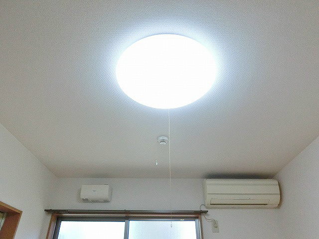 お部屋全体を明るく照らすシーリングライト付き