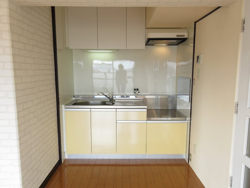 かわいいイエローキッチン