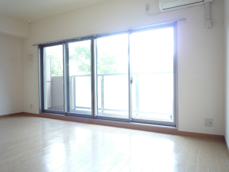 大きな窓は室内に光を♪