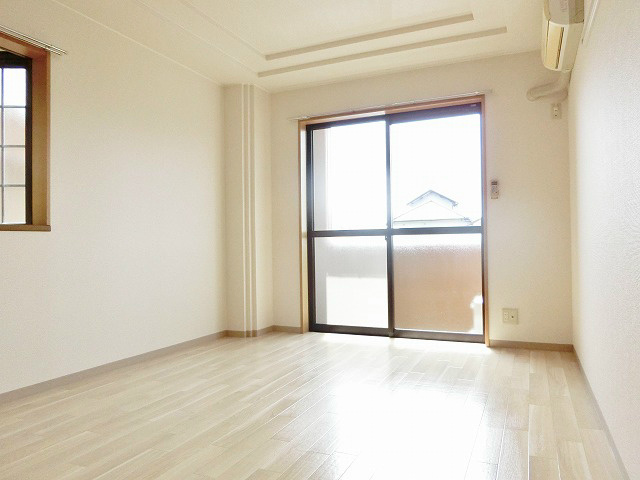写真は同型タイプの室内写真です。