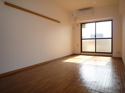 洋室10.4帖のお部屋です
