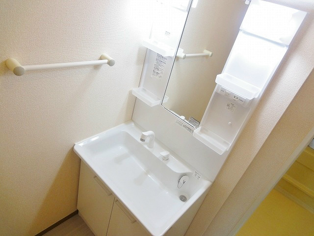 写真のお部屋は端部屋の為、窓がついております。