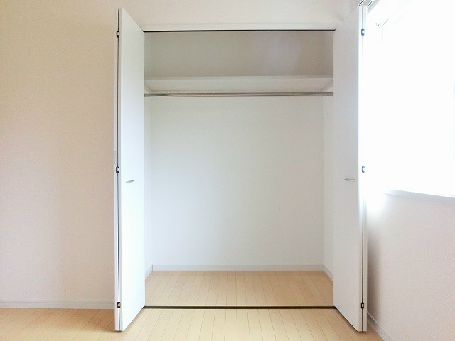 洋室の収納部分。洋服の収納に便利なハンガーパイプ付き