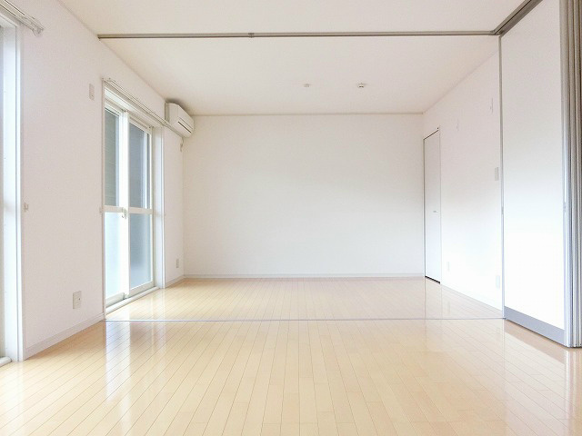 光が溢れるリビング。お休みの日もお家で過ごしたくなります。