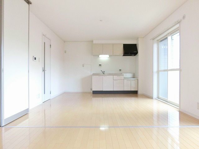 圧巻の広さと明るさのリビング。季節やライフスタイルに合わせて間仕切りができる可動パーテーション付き。