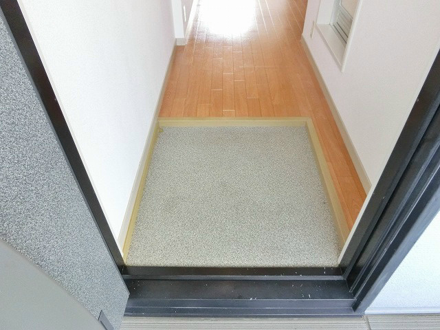 コンパクトな玄関。お昼間は南側からの光が差し込んでいることがわかります。