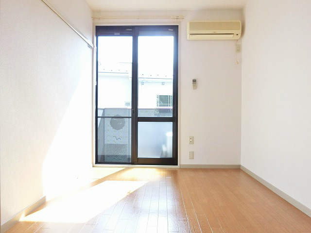 南西面の窓からの光に溢れます