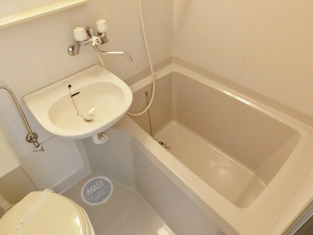 浴槽、洗面台、トイレが一つのスペースに。キレイに管理されています。