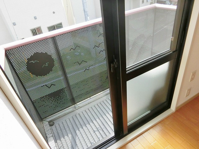 南西面のベランダは通気性の良いメシュの手だから気持ち良くお使いいただけます。