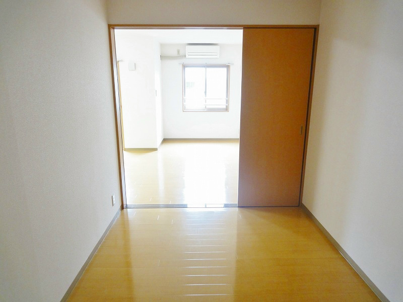 綺麗な寝室になります。