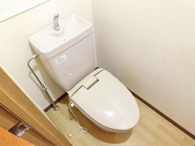 電源を入れると暖かい便座のトイレです。