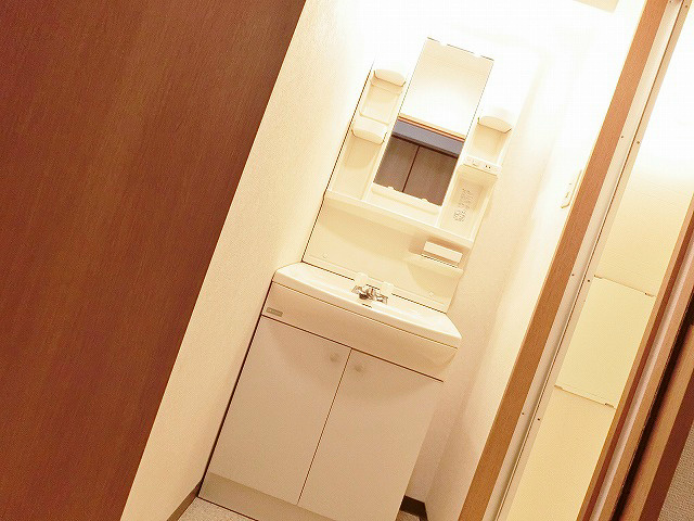 収納力を兼ね備えた洗面ドレッサー。
