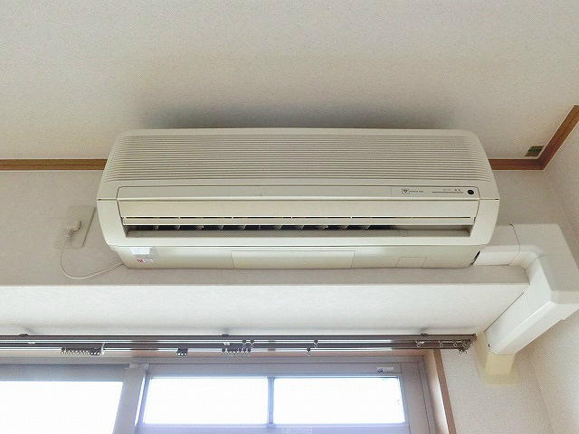 洋室に設備されているエアコン。どんな季節も快適にお過ごし下さい。